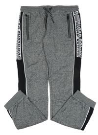 Sivo-čierne melírované tepláky s nápisom C&A