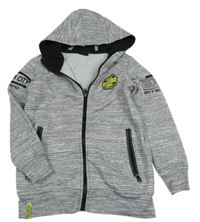 Sivá žíhaná prepínaci mikina s nášivkou a kapucňou Chapter young