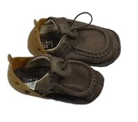 Čokoládové koženkové cápačky Clarks vel. 17