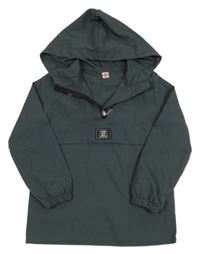 Tmavosivá šušťáková vetrovka s nášivkou a kapucňou