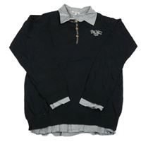 Čierny sveter s nápisom a košeľovým golierom