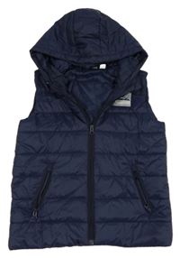 Tmavomodrá šušťáková prešívaná zateplená vesta s nášivkou a kapucňou Pepperts