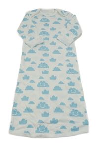 Bílo-modrý spací pytel s mráčikmi