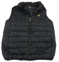 Černá šusťáková zateplená vesta s nášivkou Lyle&Scott