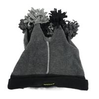 Sivo-čierna fleecová čapica s bambulkami