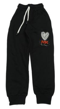 Čierne tepláky so srdiečkom a kamienkami