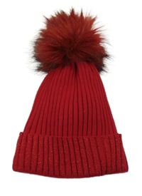 Červená rebrovaná pletená čapica so trblietkami a brmbolcom