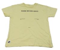 Svetložlté tričko s nápismi name it.