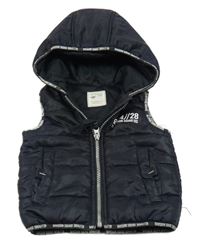 Tmavomodrá šusťáková zateplená vesta s kapucí terranova