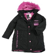 Nové - Černý šusťákový zimní kabát s nápisy a kapucí 