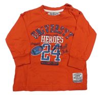 Červené triko s nápisy a číslem 