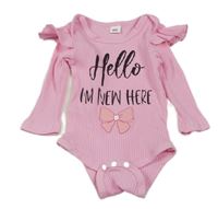 Růžové žebrované body s nápisy a mašlí a volánky 