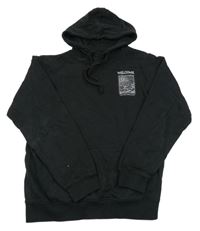 Čierna mikina s potlačou a vreckom a kapucňou