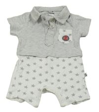 Svetlošedá -biely kraťasový overal s hviezdičkami a vreckom s číslom a golierikom