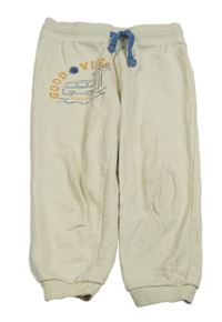 Smotanové tepláky s autom