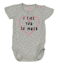 Světlešedé body se srdíčky a nápisem 