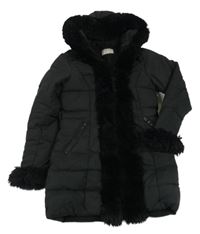 Černý šusťákový zimní kabát s kožíškem a kapucí 