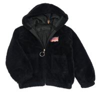 Černá chlupatá propínací mikina s nášivkou a kapucí