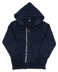 Tmavomodrá športová prepínaci mikina s nápisom a kapucňou