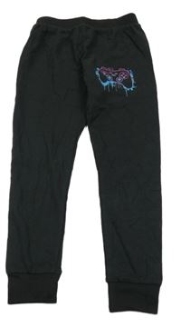 Čierne tepláky s ovladačem