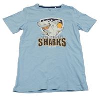 Svetlomodré tričko so žralokom a nápismi YIGGA