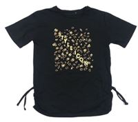 Čierne tričko so zlatým potlačou a zdrhováním