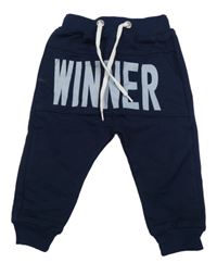 Tmavomodré tepláky s nápisom