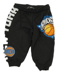 Antracitové tepláky s nápismi a loptou Zara