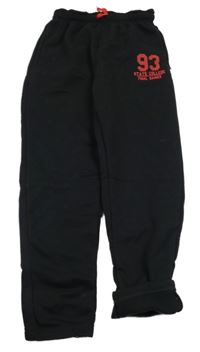 Černé tepláky s číslem Y.F.K. 