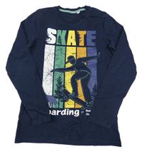 Tmavomodré tričko so skateboardistou a nápisom