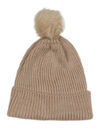 Ružová pletená čapica s brmbolcom