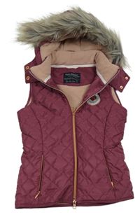 Vínová šušťáková prešívaná zateplená vesta s nášivkou a kapucňou s kožešinou