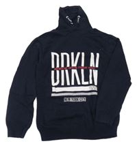 Tmavomodrý sveter s nápisom a golierom Chapter young