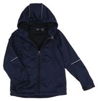 Tmavomodrá softshellová bunda s nápisom a kapucňou