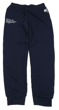 Tmavomodré tepláky s nápisy HIP&HOPPS