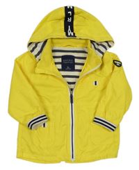 Žlutá šusťáková jarní parka s nášivkou a pruhy a odepínací kapucí Mayoral