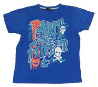 Modré tričko s nápisom a lebkami