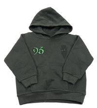 Tmavosivá mikina s číslom a kapucňou