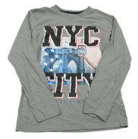 Šedé triko s městem a nápisem Mana