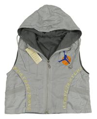 Nové - svetlosivá šušťáková podšitá vesta s basketbalistou