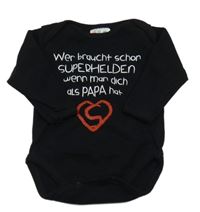 Čierne body s nápismi a srdiečkom