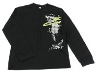 Čierne tričko s nápismi a potlačou