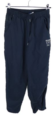 Pánske tmavomodré šušťákové nohavice s erbem Reebok