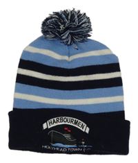 Modro-tmavomodrá pruhovaná čapica s brmbolcom a nášivkou