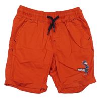 Červené plátenné kraťasy so šipkami a nápismi lupilu