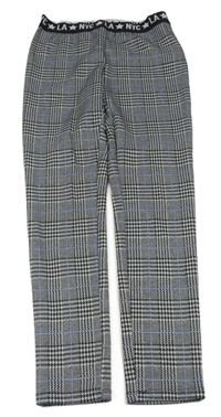 Čierno-bielo-modré kockované tregíny s nápismi C&A