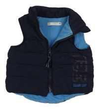 Tmavomodrá šušťáková zateplená vesta s nápisom