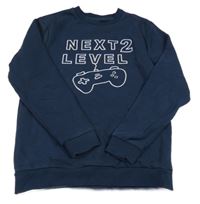 Tmavomodrá mikina s nápisom a ovladačem Orchestra