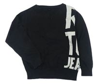 Čierny sveter s písmeny