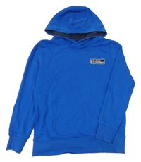 Modrá mikina s nápisom a kapucňou